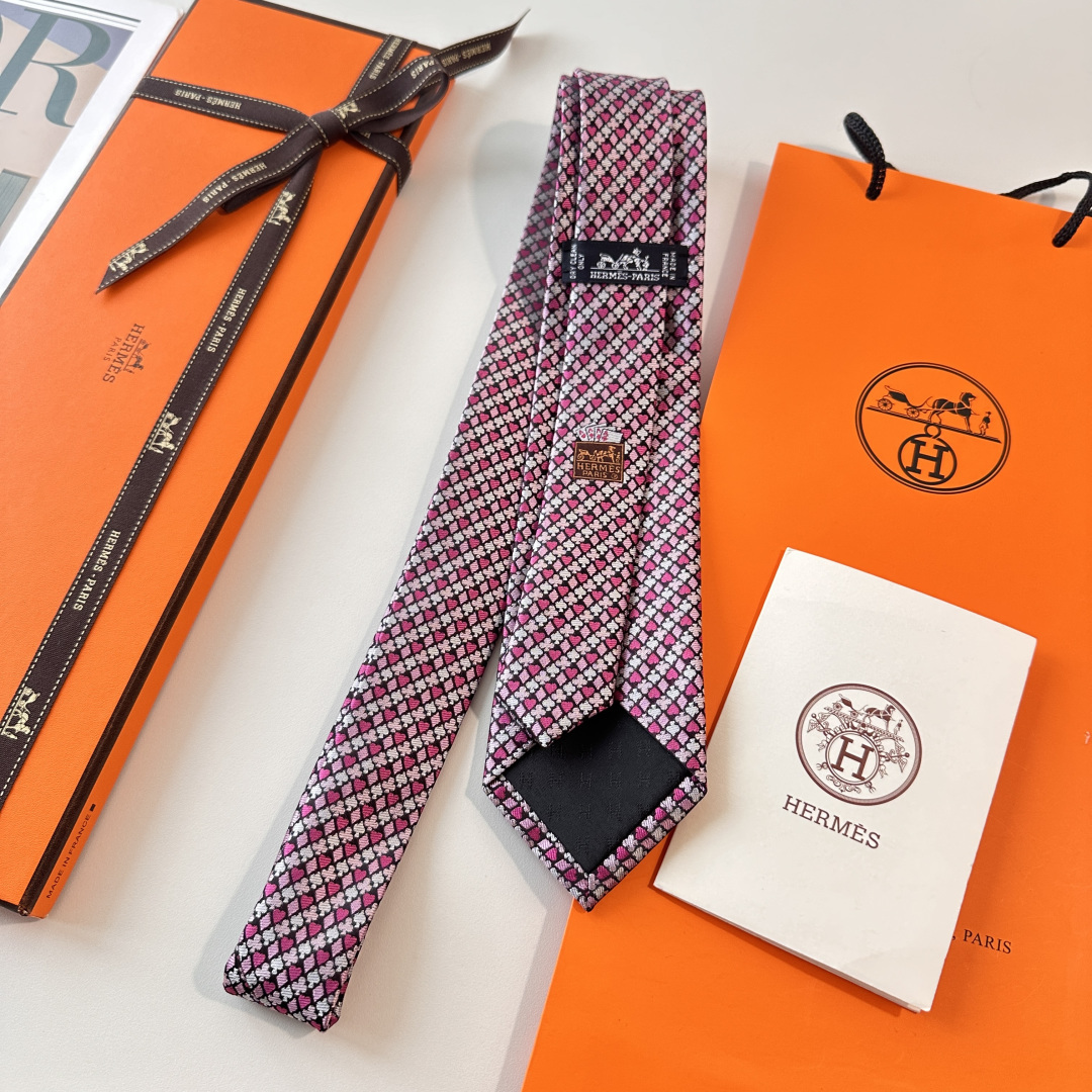 特 《纸牌游戏》爱马仕领带是每位男士衣橱中不可或缺的单品，也是一段故事的起源。仅有一条规则：享受佩戴它的