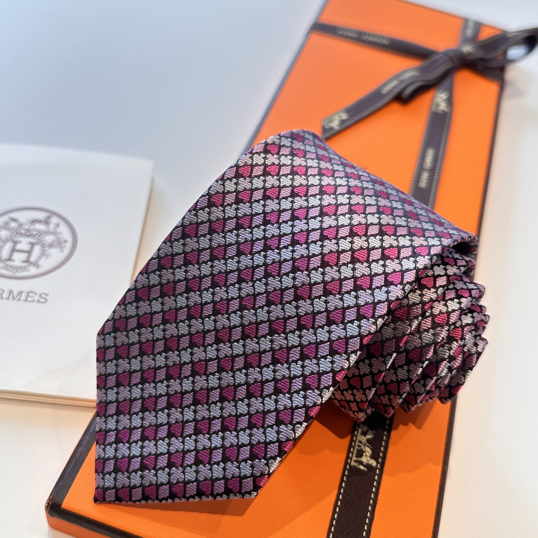 特 《纸牌游戏》爱马仕领带是每位男士衣橱中不可或缺的单品，也是一段故事的起源。仅有一条规则：享受佩戴它的