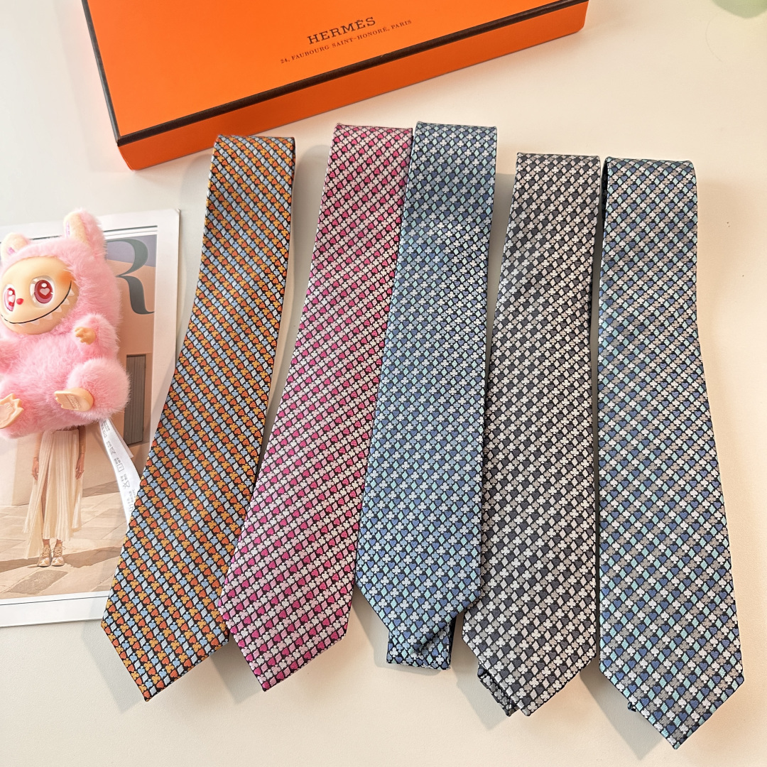 特 《纸牌游戏》爱马仕领带是每位男士衣橱中不可或缺的单品，也是一段故事的起源。仅有一条规则：享受佩戴它的