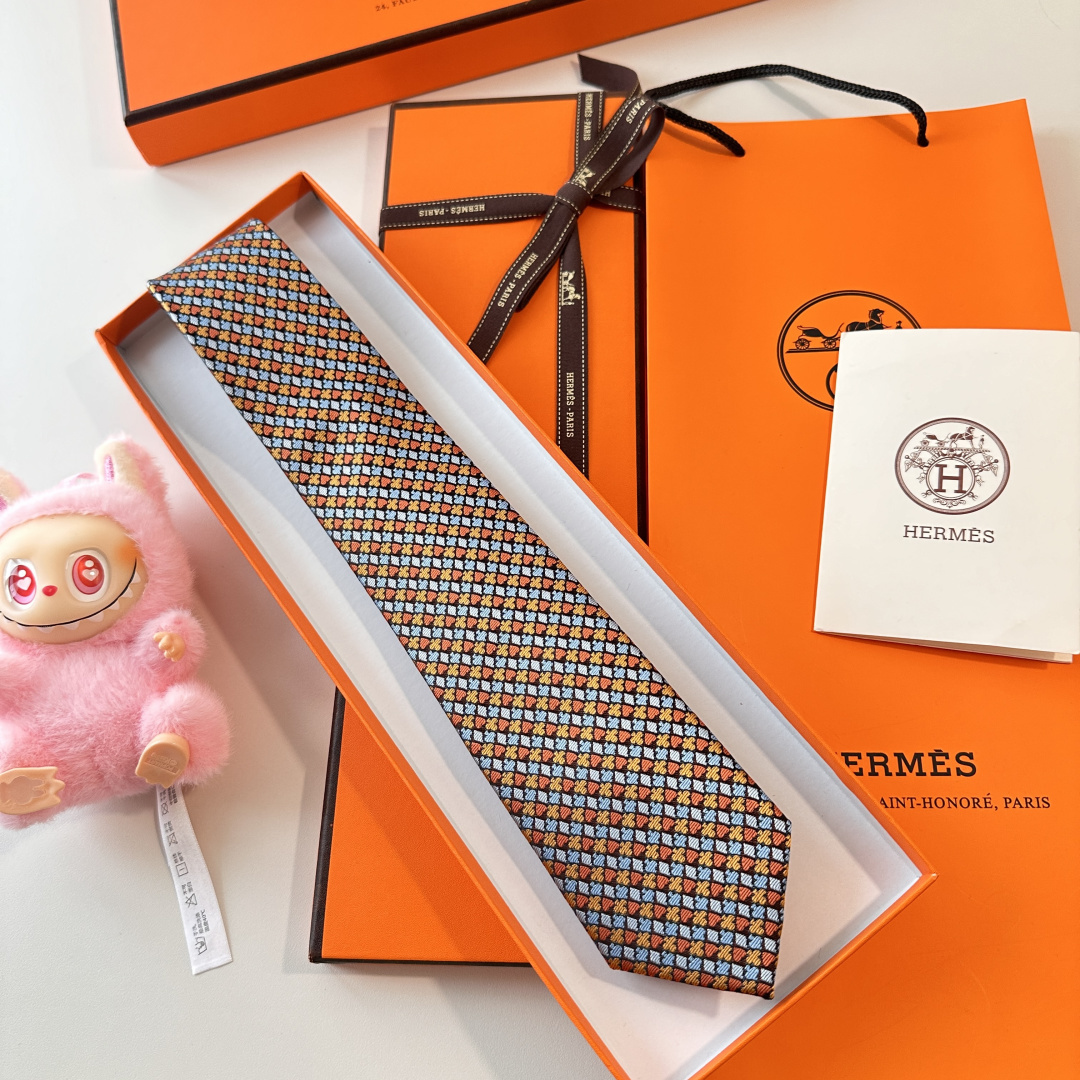 特 《纸牌游戏》爱马仕领带是每位男士衣橱中不可或缺的单品，也是一段故事的起源。仅有一条规则：享受佩戴它的