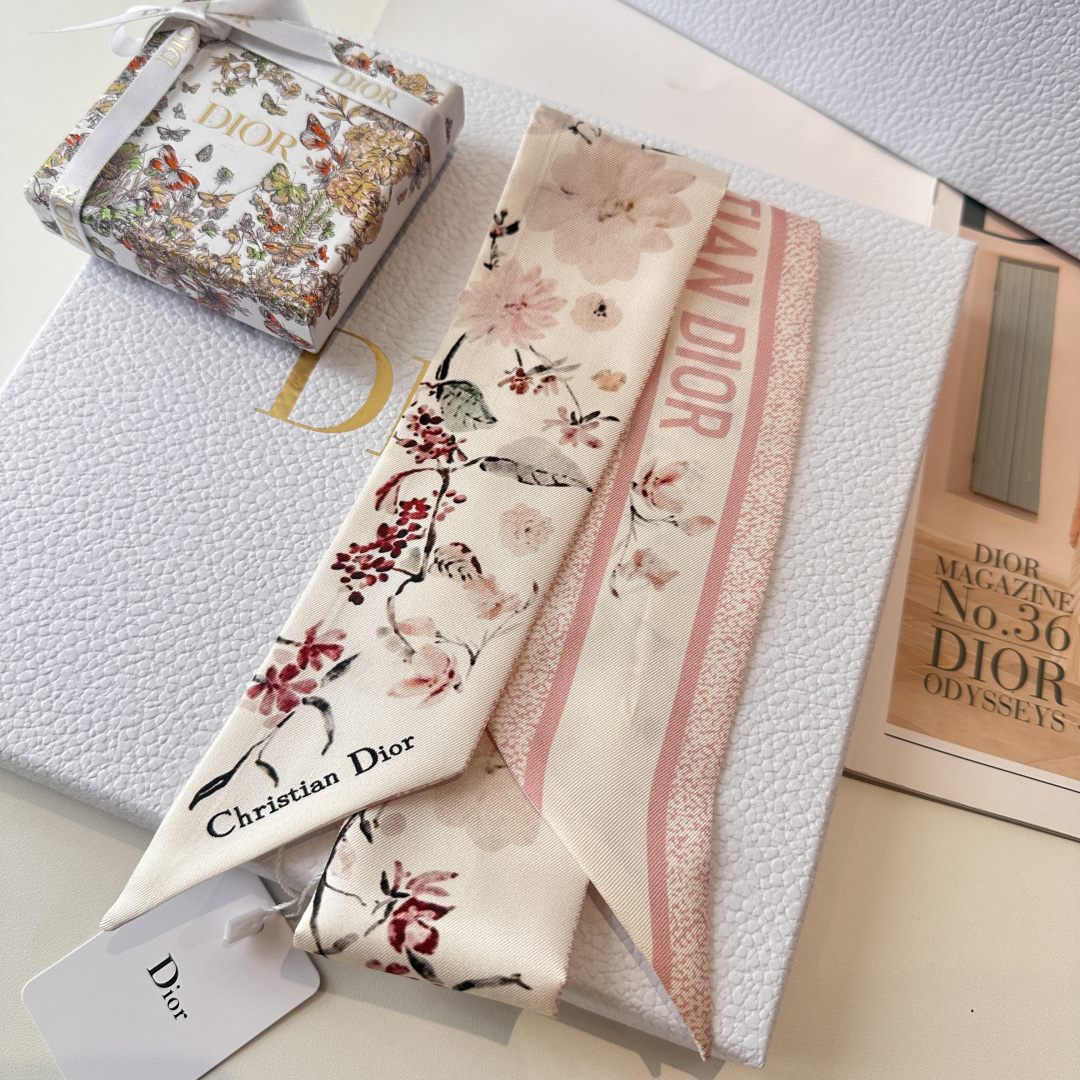 Dior scarf Mitzah Millefiori ， ， 。 ， ， ， ， ， Christian Dior 。 、 ， 。 — photo 5