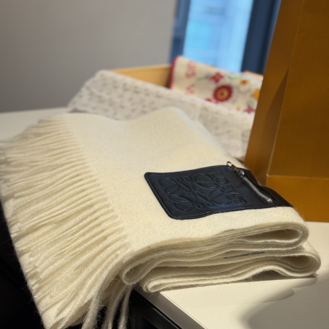 上新！Loewe · 罗意威️难得一见的温柔配色，低调又不失优雅❗️】重点推荐❗️双面配色，一条围巾两种