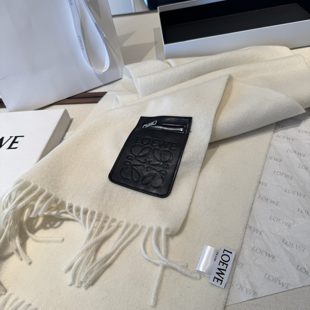 上新！Loewe · 罗意威️难得一见的温柔配色，低调又不失优雅❗️】重点推荐❗️双面配色，一条围巾两种