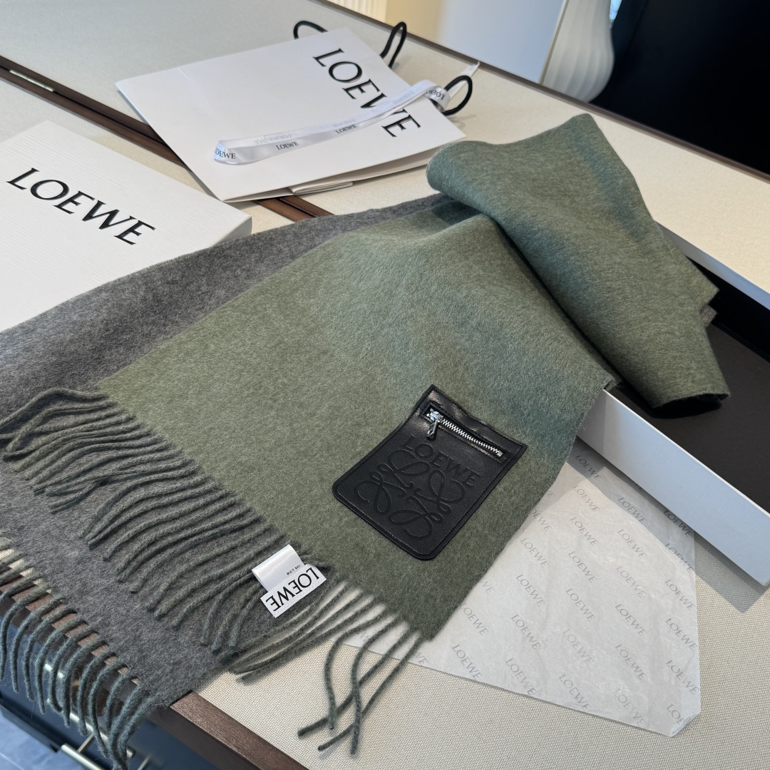 上新！Loewe · 罗意威️难得一见的温柔配色，低调又不失优雅❗️】重点推荐❗️双面配色，一条围巾两种