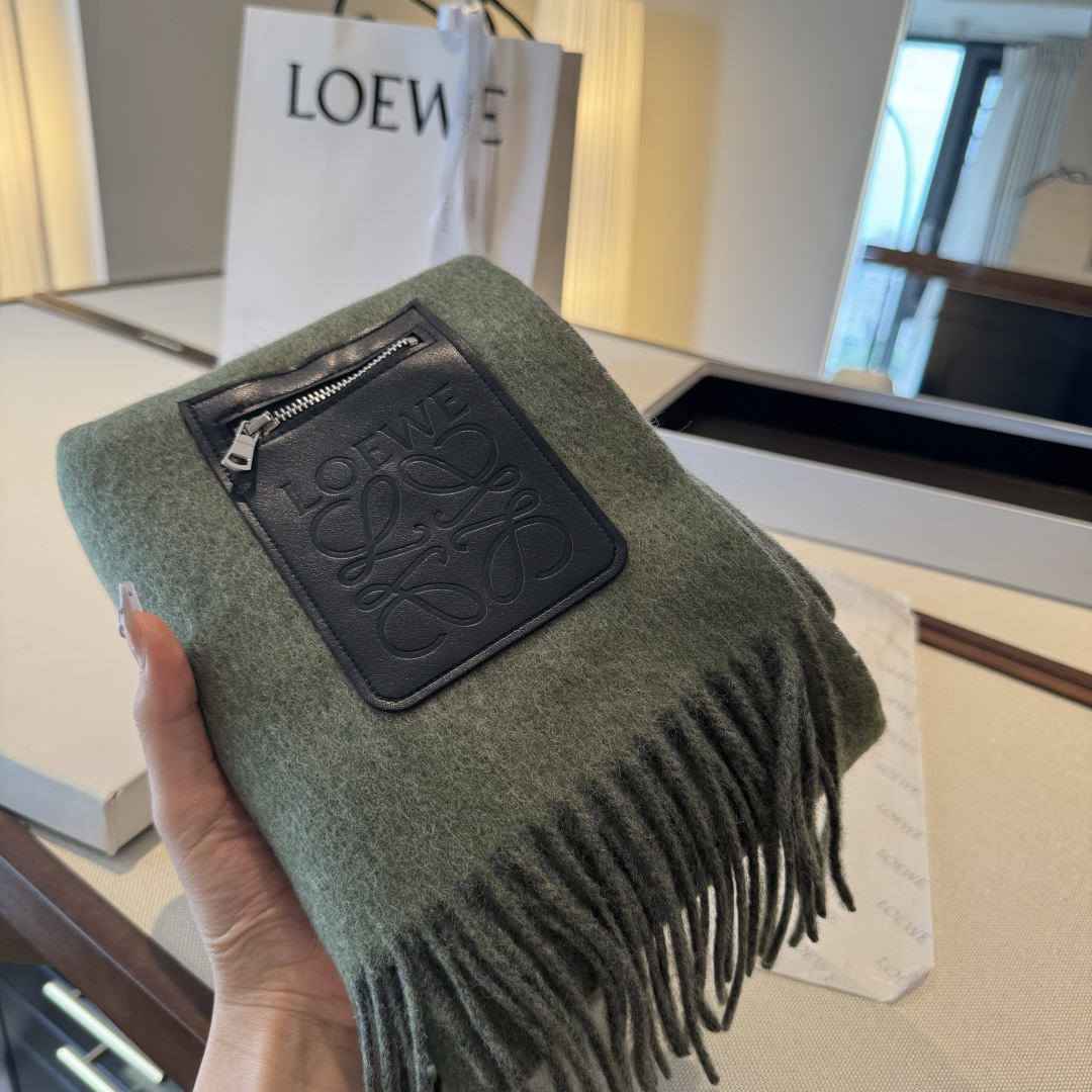 上新！Loewe · 罗意威️难得一见的温柔配色，低调又不失优雅❗️】重点推荐❗️双面配色，一条围巾两种