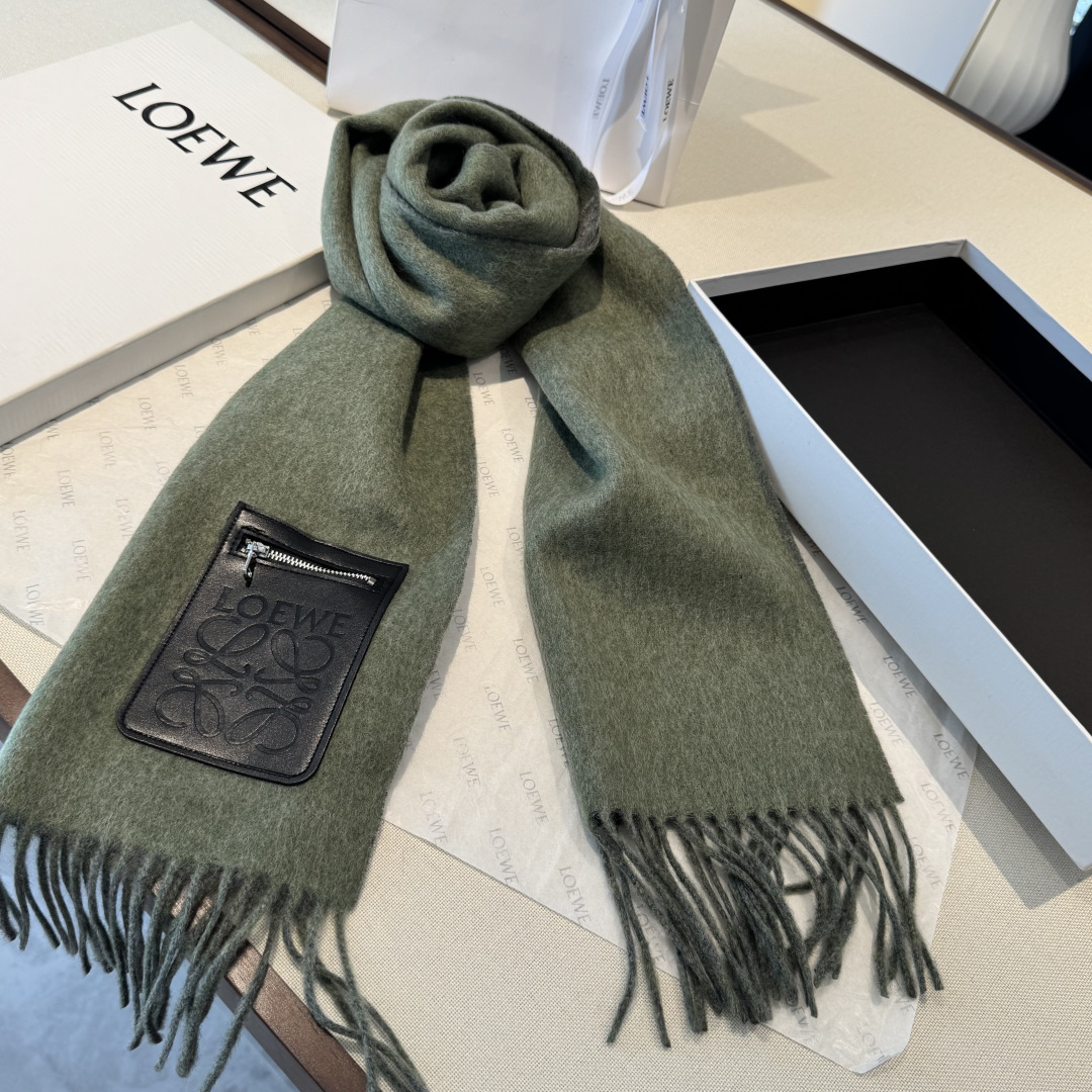 上新！Loewe · 罗意威️难得一见的温柔配色，低调又不失优雅❗️】重点推荐❗️双面配色，一条围巾两种