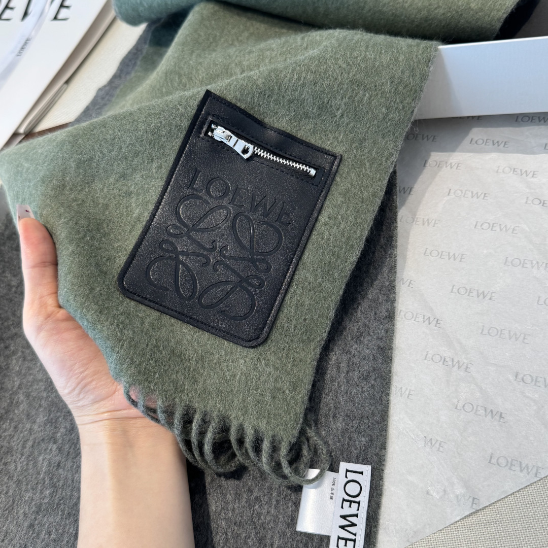 上新！Loewe · 罗意威️难得一见的温柔配色，低调又不失优雅❗️】重点推荐❗️双面配色，一条围巾两种