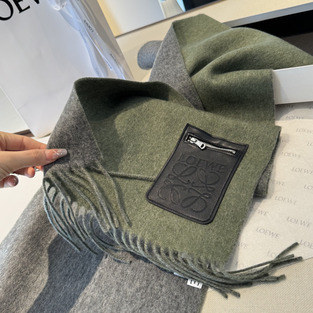 上新！Loewe · 罗意威️难得一见的温柔配色，低调又不失优雅❗️】重点推荐❗️双面配色，一条围巾两种