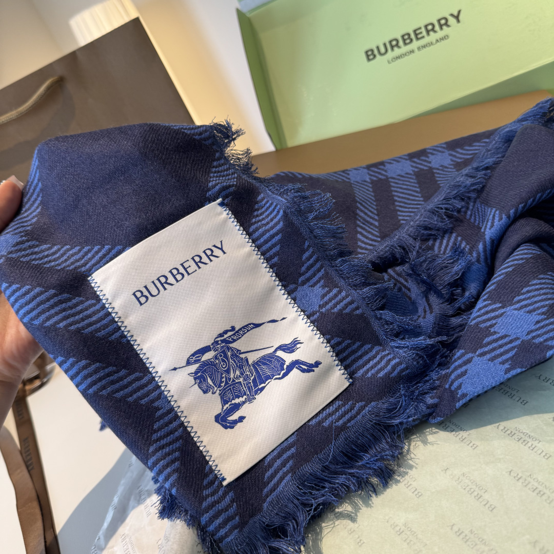 𝐁𝐔𝐑𝐁𝐄𝐑𝐑𝐘 • 𝟐𝟓ꫛꫀꪝ《骑士格纹长巾》张婧仪同款，原单品质！Size：200x65cm 70%