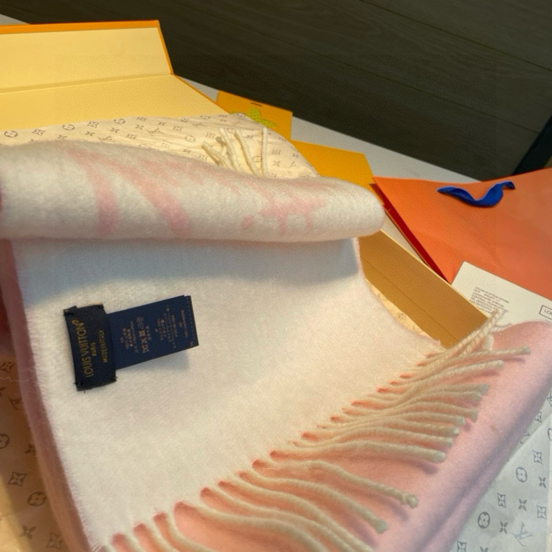 大驴家最美的围巾没有之一，独家首发，Fluffygram 围巾取材羊驼毛和绵羊毛混纺，以拉绒处理营造舒适