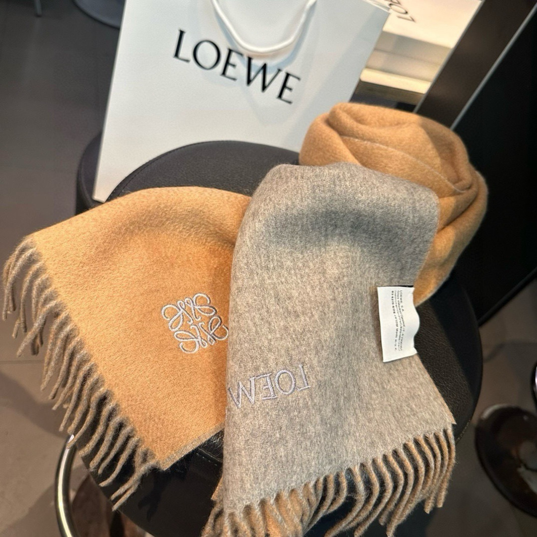 上新！Loewe · 罗意威️难得一见的温柔配色，低调又不失优雅❗️】重点推荐❗️双面配色，一条围巾两种