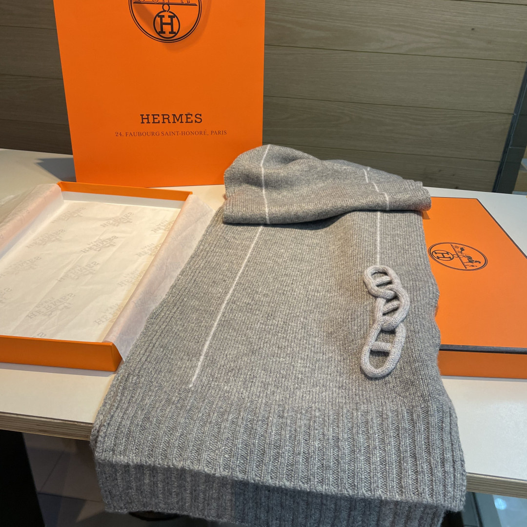 25年新款 爱马仕HERMÈS 最新款最点睛的是立体编织链环装饰：以针织工艺复刻“锚链韵律”，打破纯色围