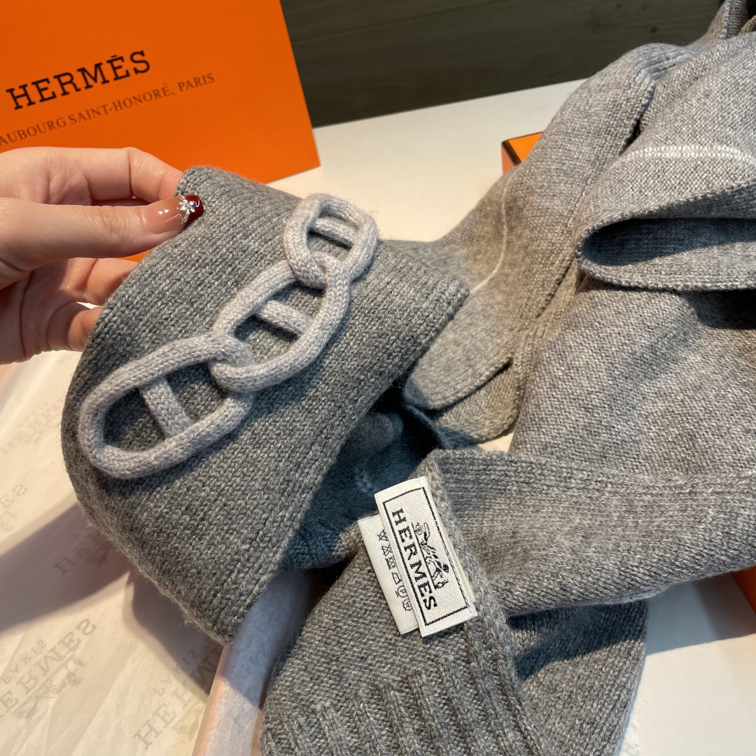 25年新款 爱马仕HERMÈS 最新款最点睛的是立体编织链环装饰：以针织工艺复刻“锚链韵律”，打破纯色围