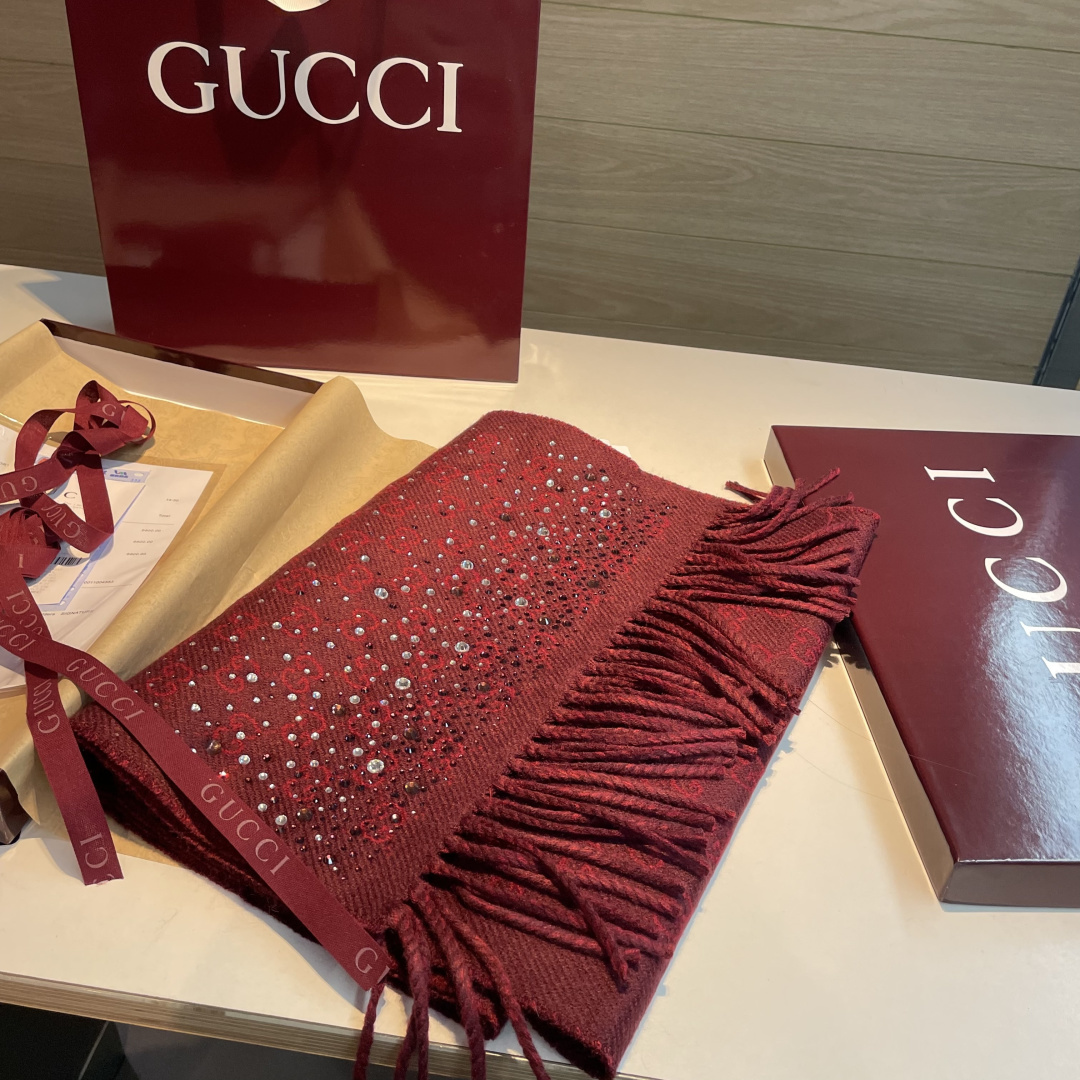gucci新款满天星水钻围巾，宝子们今年CNY系列真的是杀疯了🧣一整个被这波新年朱樱红戳中新年DNA红底