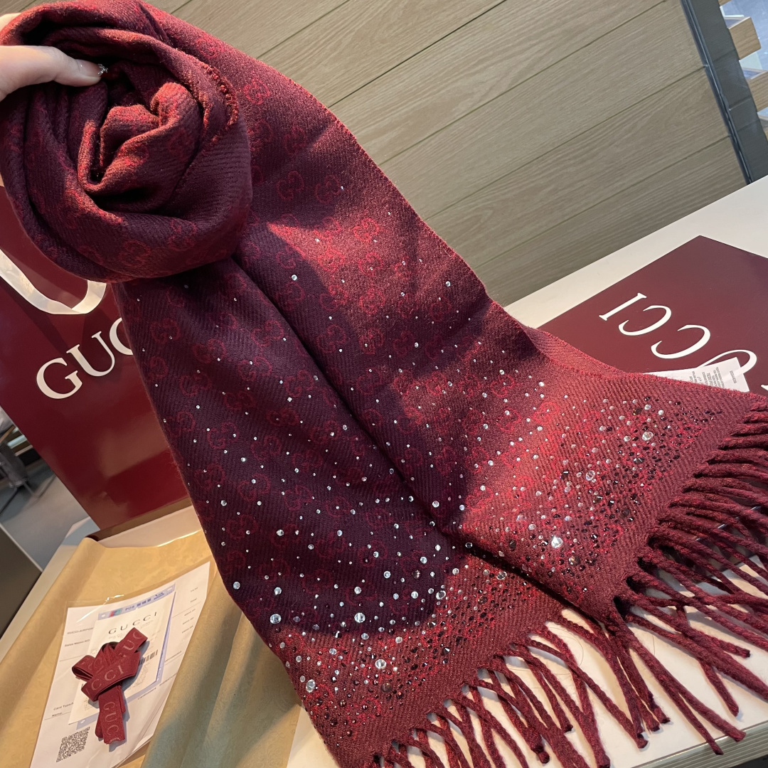 gucci新款满天星水钻围巾，宝子们今年CNY系列真的是杀疯了🧣一整个被这波新年朱樱红戳中新年DNA红底