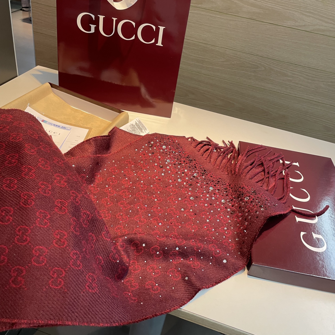 gucci新款满天星水钻围巾，宝子们今年CNY系列真的是杀疯了🧣一整个被这波新年朱樱红戳中新年DNA红底