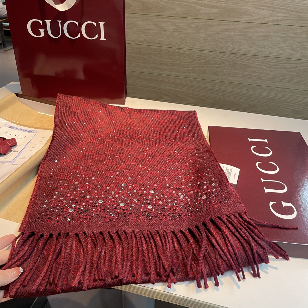 gucci新款满天星水钻围巾，宝子们今年CNY系列真的是杀疯了🧣一整个被这波新年朱樱红戳中新年DNA红底