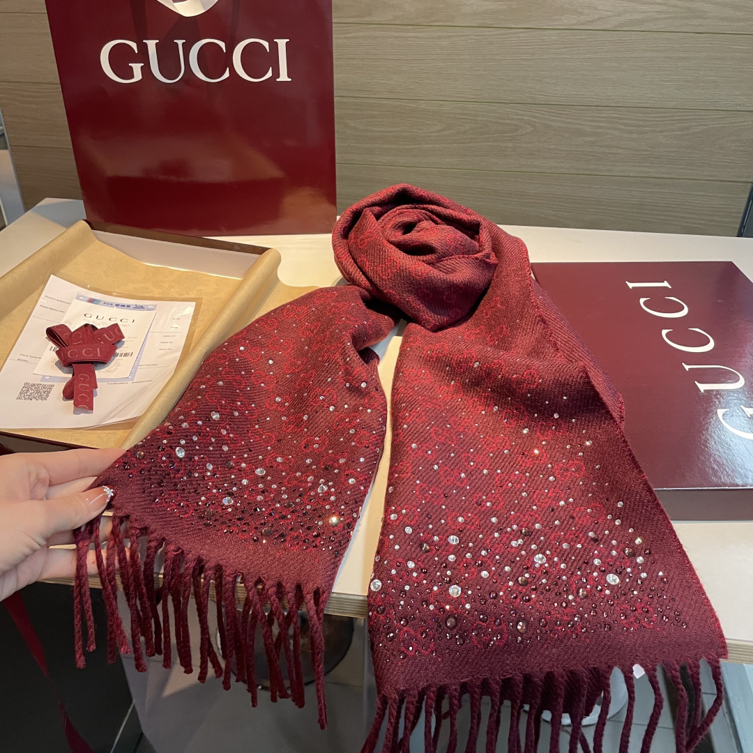 gucci新款满天星水钻围巾，宝子们今年CNY系列真的是杀疯了🧣一整个被这波新年朱樱红戳中新年DNA红底