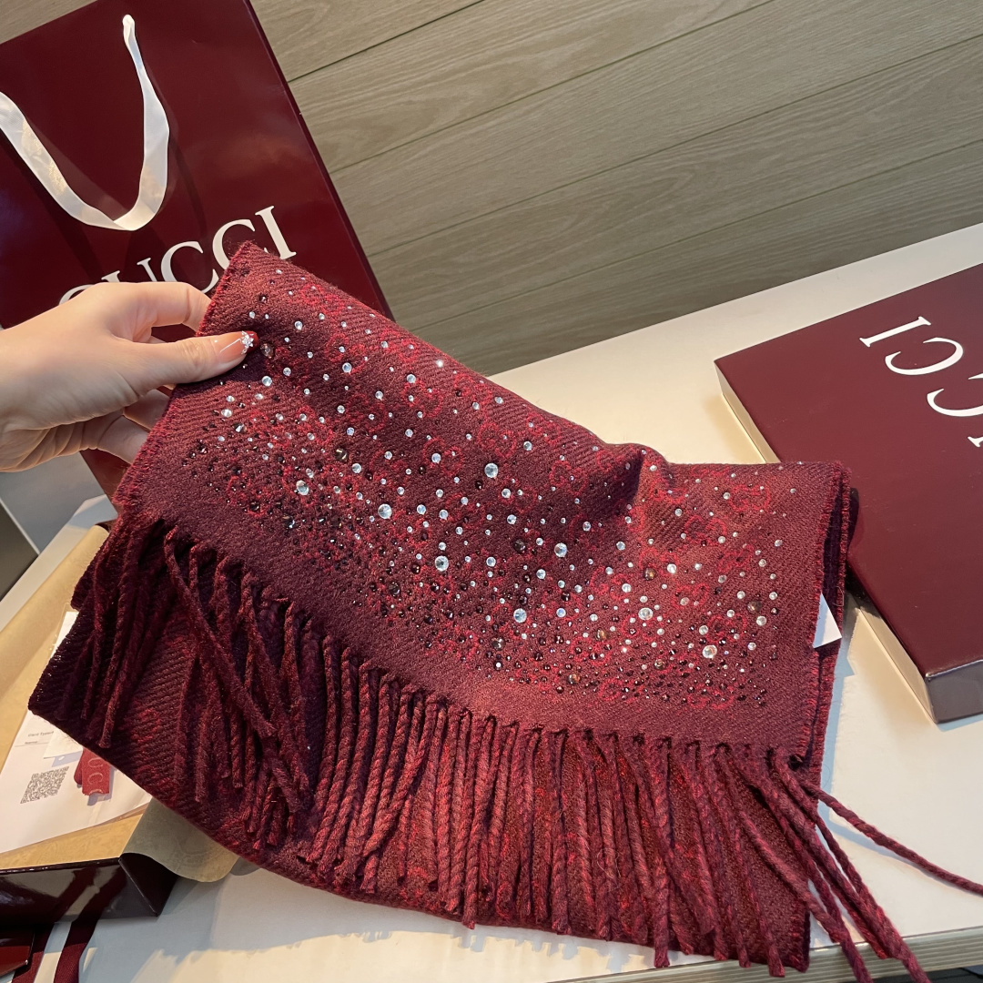 gucci新款满天星水钻围巾，宝子们今年CNY系列真的是杀疯了🧣一整个被这波新年朱樱红戳中新年DNA红底