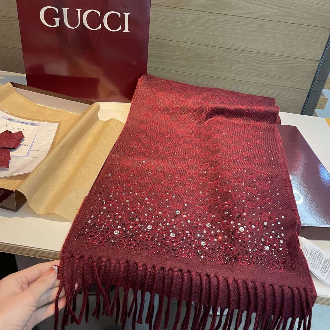 gucci新款满天星水钻围巾，宝子们今年CNY系列真的是杀疯了🧣一整个被这波新年朱樱红戳中新年DNA红底