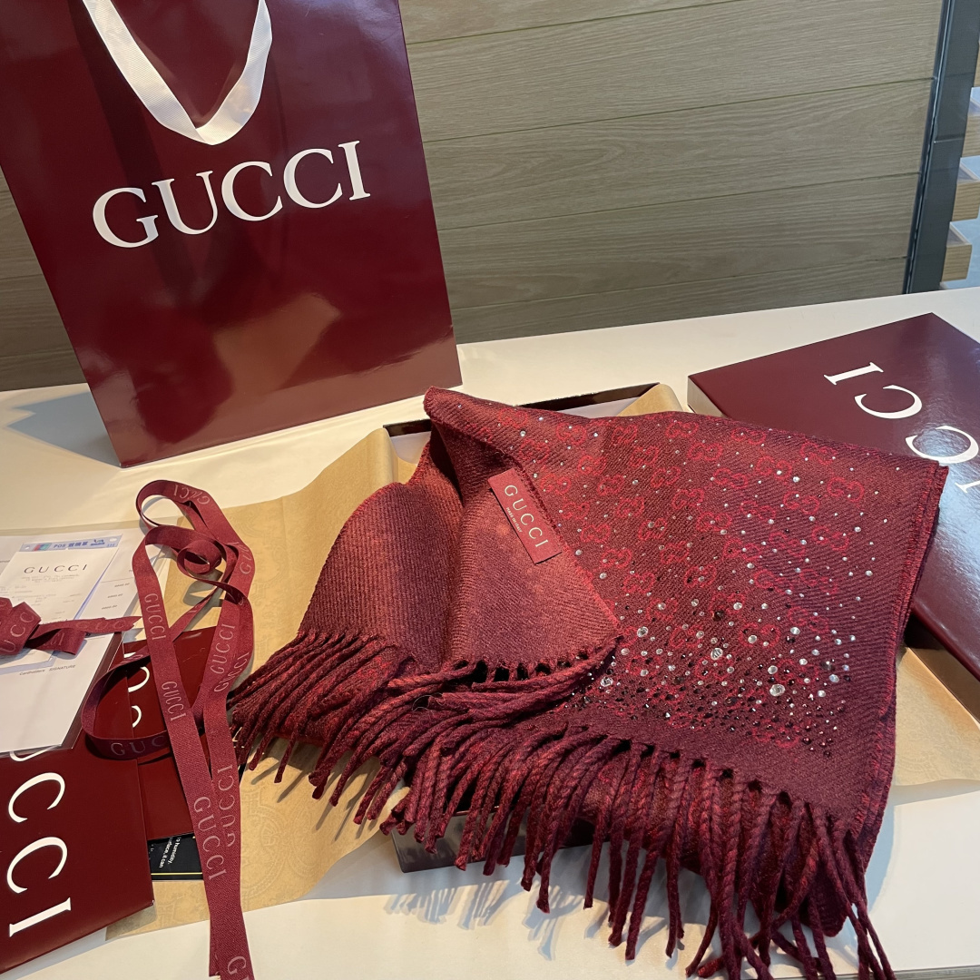 gucci新款满天星水钻围巾，宝子们今年CNY系列真的是杀疯了🧣一整个被这波新年朱樱红戳中新年DNA红底