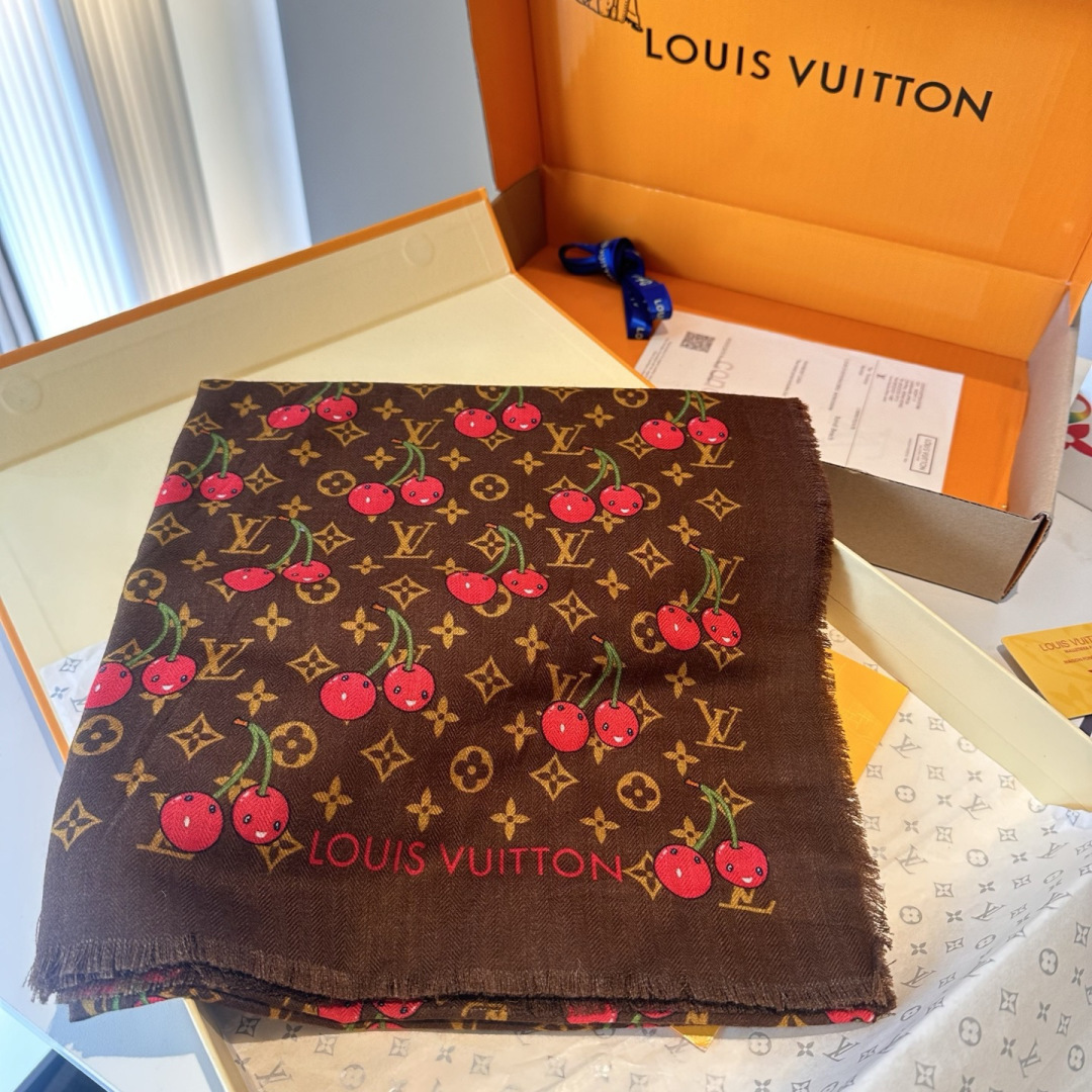 LV X TM MONOGRAMCERISE LV × TM Monogram Cerise 方巾出自路