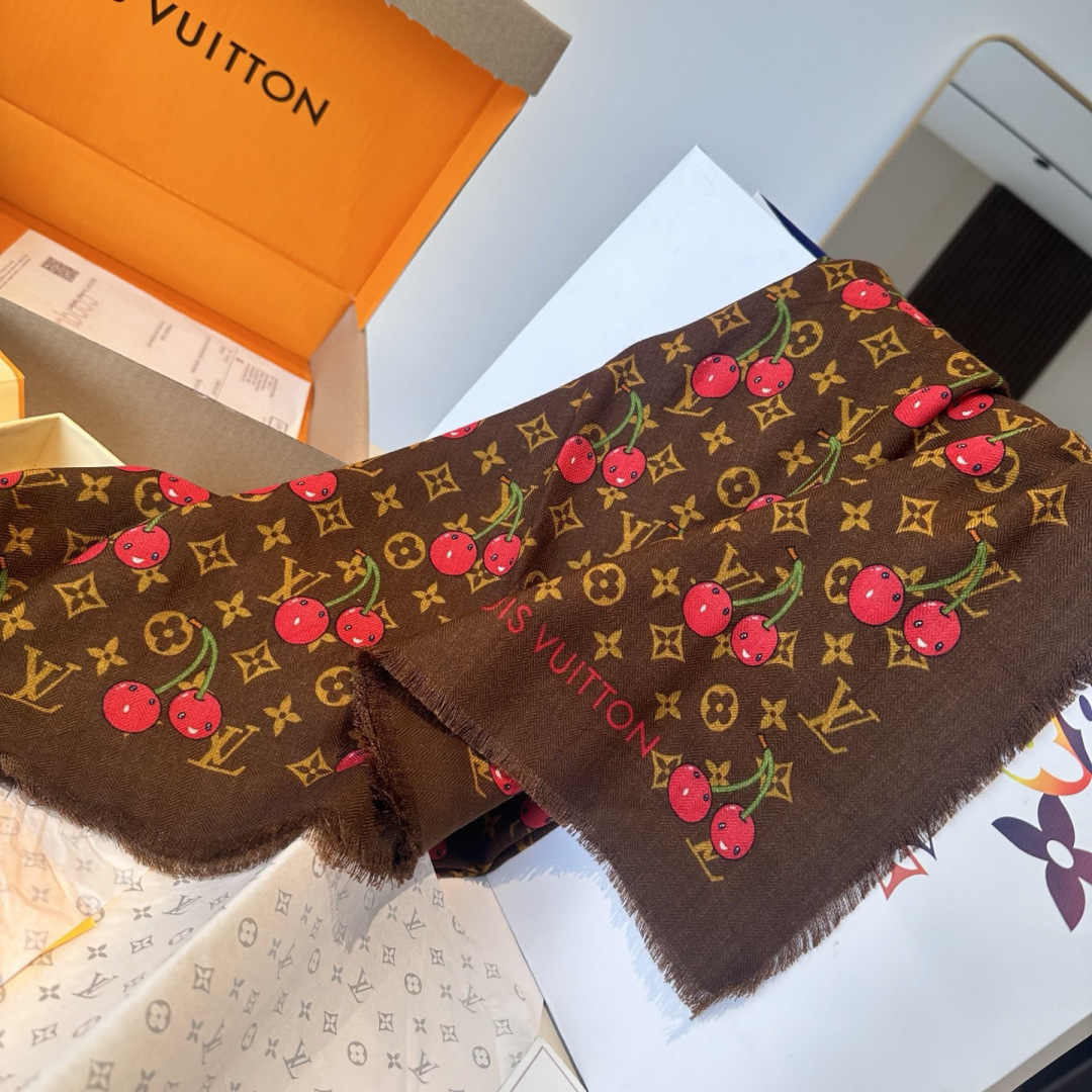 LV X TM MONOGRAMCERISE LV × TM Monogram Cerise 方巾出自路