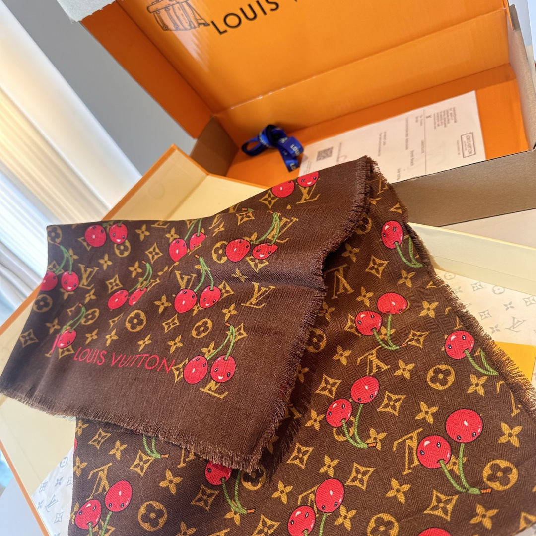 LV X TM MONOGRAMCERISE LV × TM Monogram Cerise 方巾出自路
