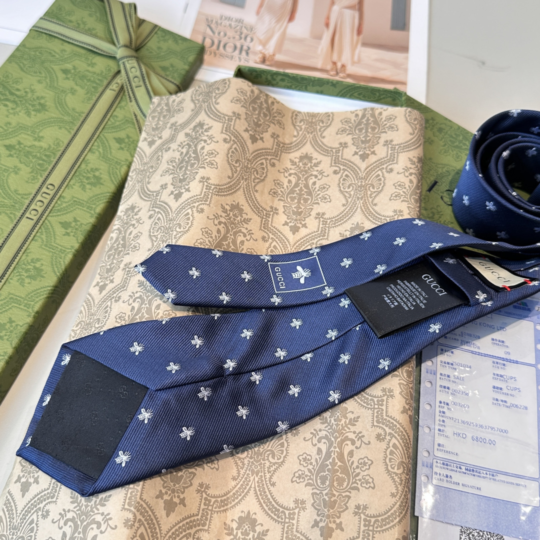 👏👏上新🥁🎉G家男士领带系列👔👔，稀有🐝🐝展现精湛手工与时尚优雅的理想选择，这款领带将标志性的主题动物小