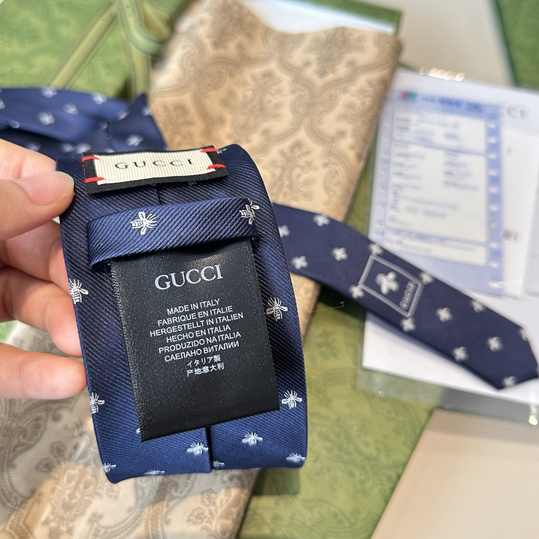 👏👏上新🥁🎉G家男士领带系列👔👔，稀有🐝🐝展现精湛手工与时尚优雅的理想选择，这款领带将标志性的主题动物小