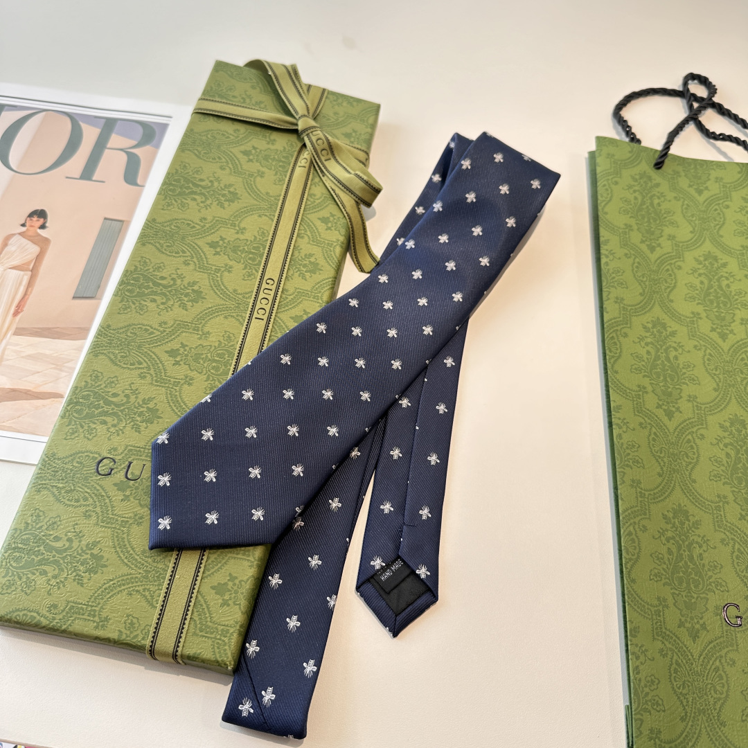 👏👏上新🥁🎉G家男士领带系列👔👔，稀有🐝🐝展现精湛手工与时尚优雅的理想选择，这款领带将标志性的主题动物小