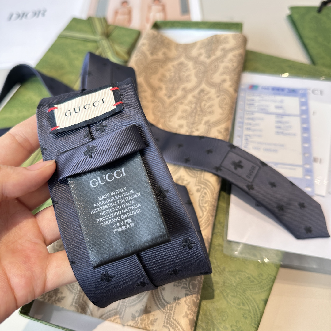 👏👏上新🥁🎉G家男士领带系列👔👔，稀有🐝🐝展现精湛手工与时尚优雅的理想选择，这款领带将标志性的主题动物小