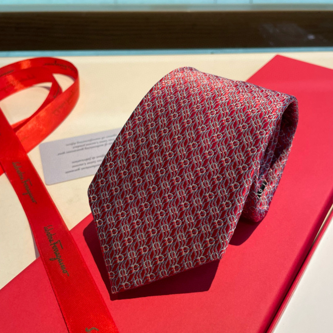 特 配包装 菲拉格慕男士新款领带系列👔👔，让男士可以充分展示自己个性。100%顶级斜纹真丝手工定制‼