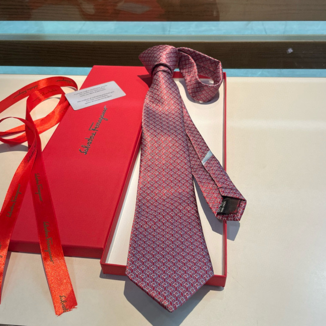 特 配包装 菲拉格慕男士新款领带系列👔👔，让男士可以充分展示自己个性。100%顶级斜纹真丝手工定制‼