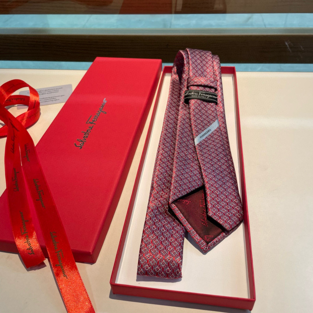 特 配包装 菲拉格慕男士新款领带系列👔👔，让男士可以充分展示自己个性。100%顶级斜纹真丝手工定制‼