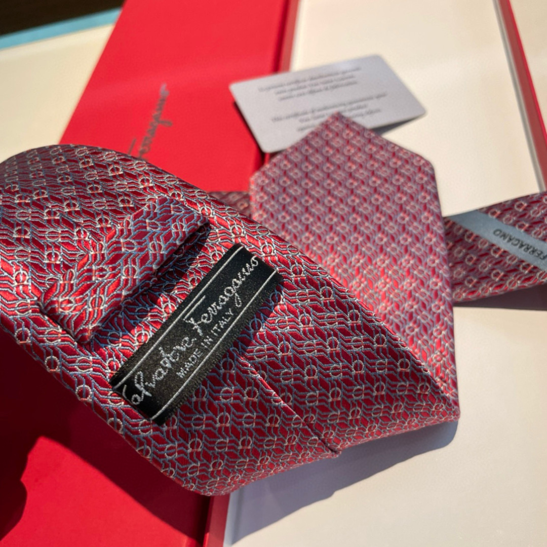 特 配包装 菲拉格慕男士新款领带系列👔👔，让男士可以充分展示自己个性。100%顶级斜纹真丝手工定制‼