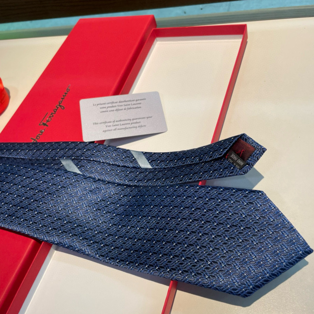 特 配包装 菲拉格慕男士新款领带系列👔👔，让男士可以充分展示自己个性。100%顶级斜纹真丝手工定制‼