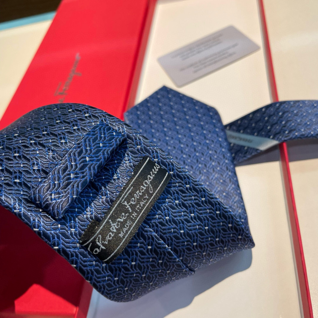 特 配包装 菲拉格慕男士新款领带系列👔👔，让男士可以充分展示自己个性。100%顶级斜纹真丝手工定制‼