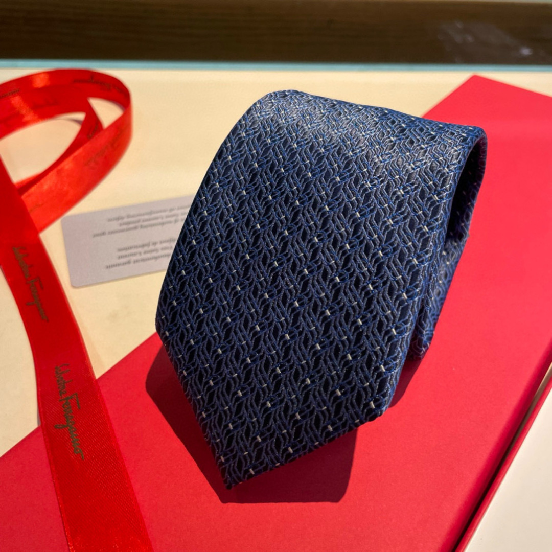 特 配包装 菲拉格慕男士新款领带系列👔👔，让男士可以充分展示自己个性。100%顶级斜纹真丝手工定制‼