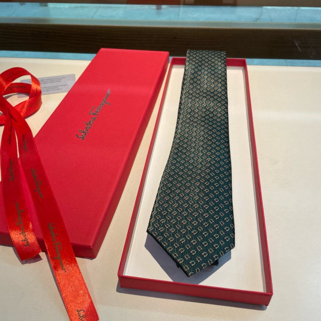 特 配包装 菲拉格慕男士新款领带系列👔👔，让男士可以充分展示自己个性。100%顶级斜纹真丝手工定制‼