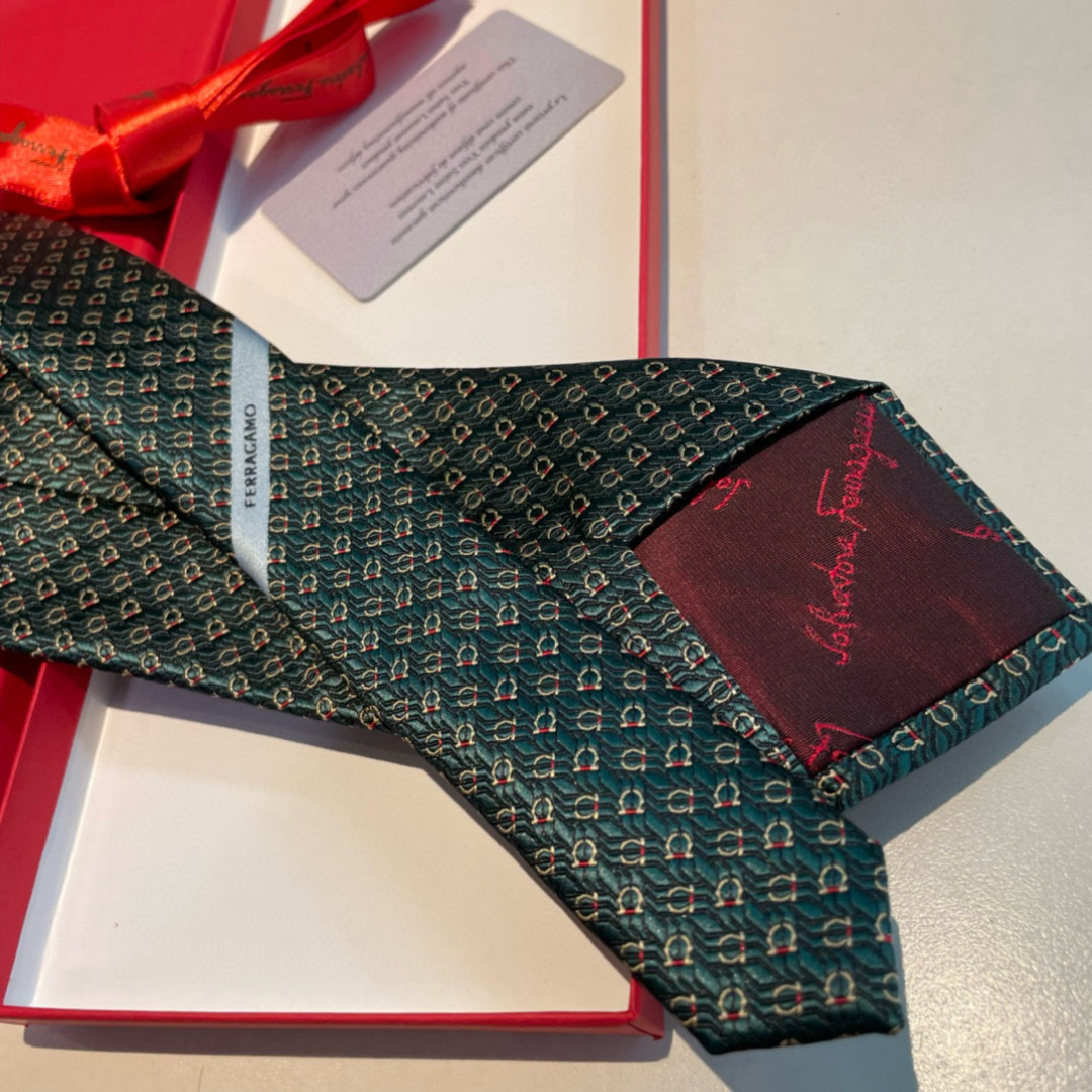 特 配包装 菲拉格慕男士新款领带系列👔👔，让男士可以充分展示自己个性。100%顶级斜纹真丝手工定制‼