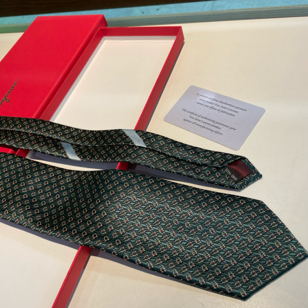 特 配包装 菲拉格慕男士新款领带系列👔👔，让男士可以充分展示自己个性。100%顶级斜纹真丝手工定制‼