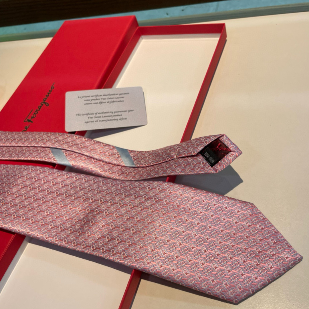 特 配包装 菲拉格慕男士新款领带系列👔👔，让男士可以充分展示自己个性。100%顶级斜纹真丝手工定制‼