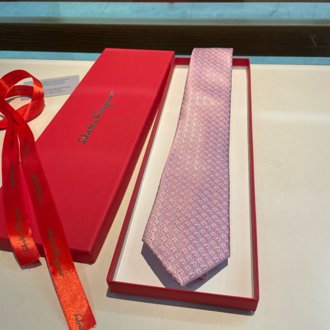 特 配包装 菲拉格慕男士新款领带系列👔👔，让男士可以充分展示自己个性。100%顶级斜纹真丝手工定制‼