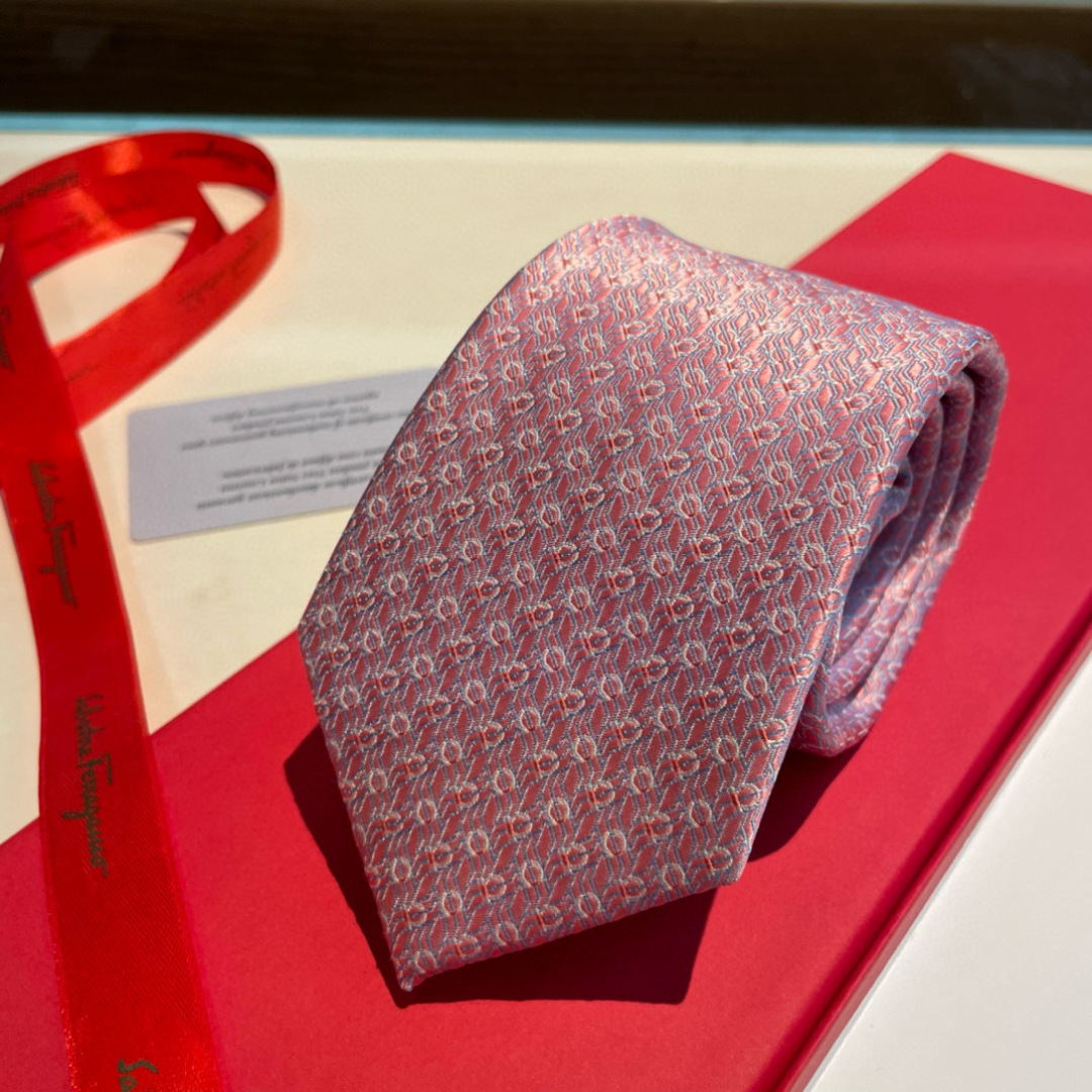 特 配包装 菲拉格慕男士新款领带系列👔👔，让男士可以充分展示自己个性。100%顶级斜纹真丝手工定制‼