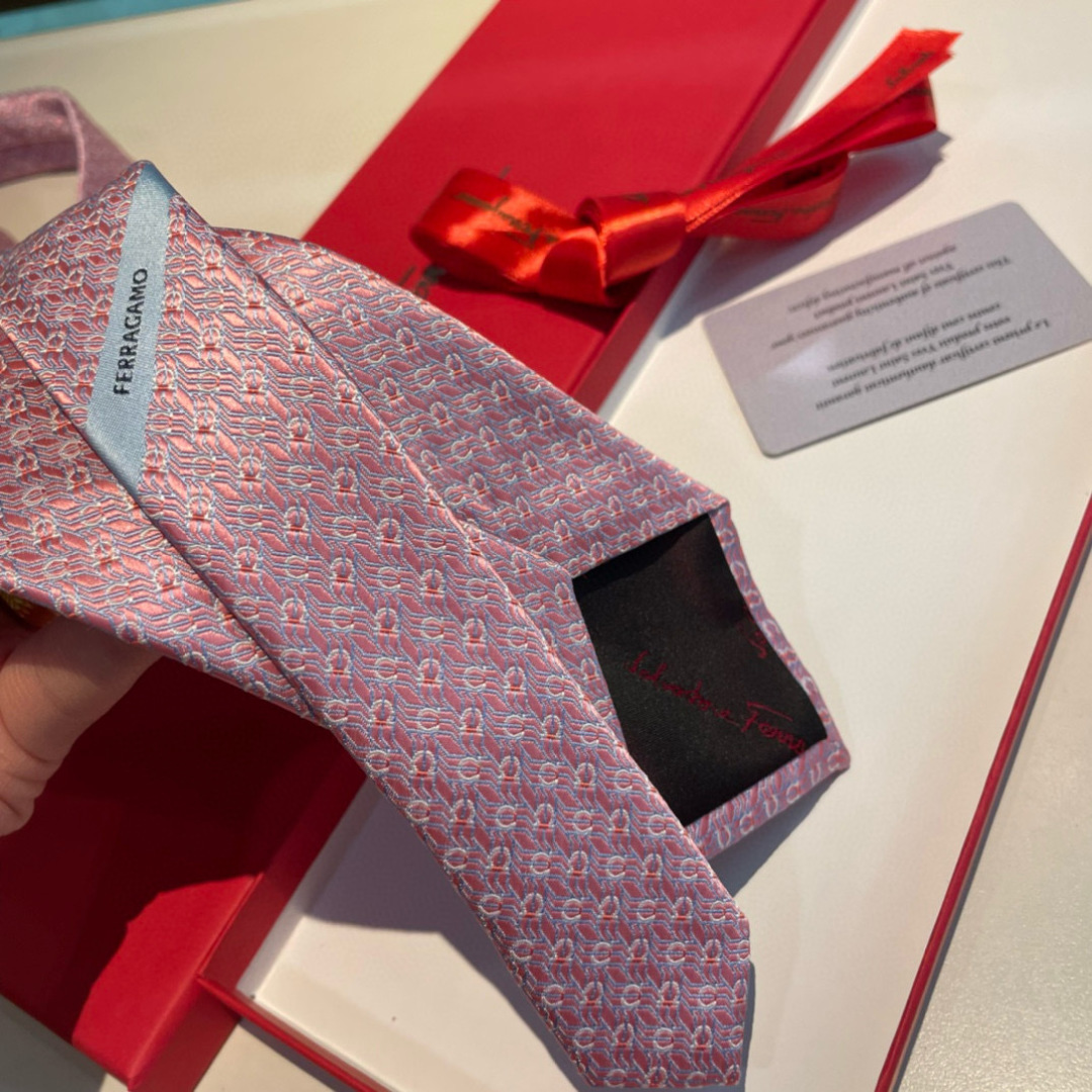 特 配包装 菲拉格慕男士新款领带系列👔👔，让男士可以充分展示自己个性。100%顶级斜纹真丝手工定制‼