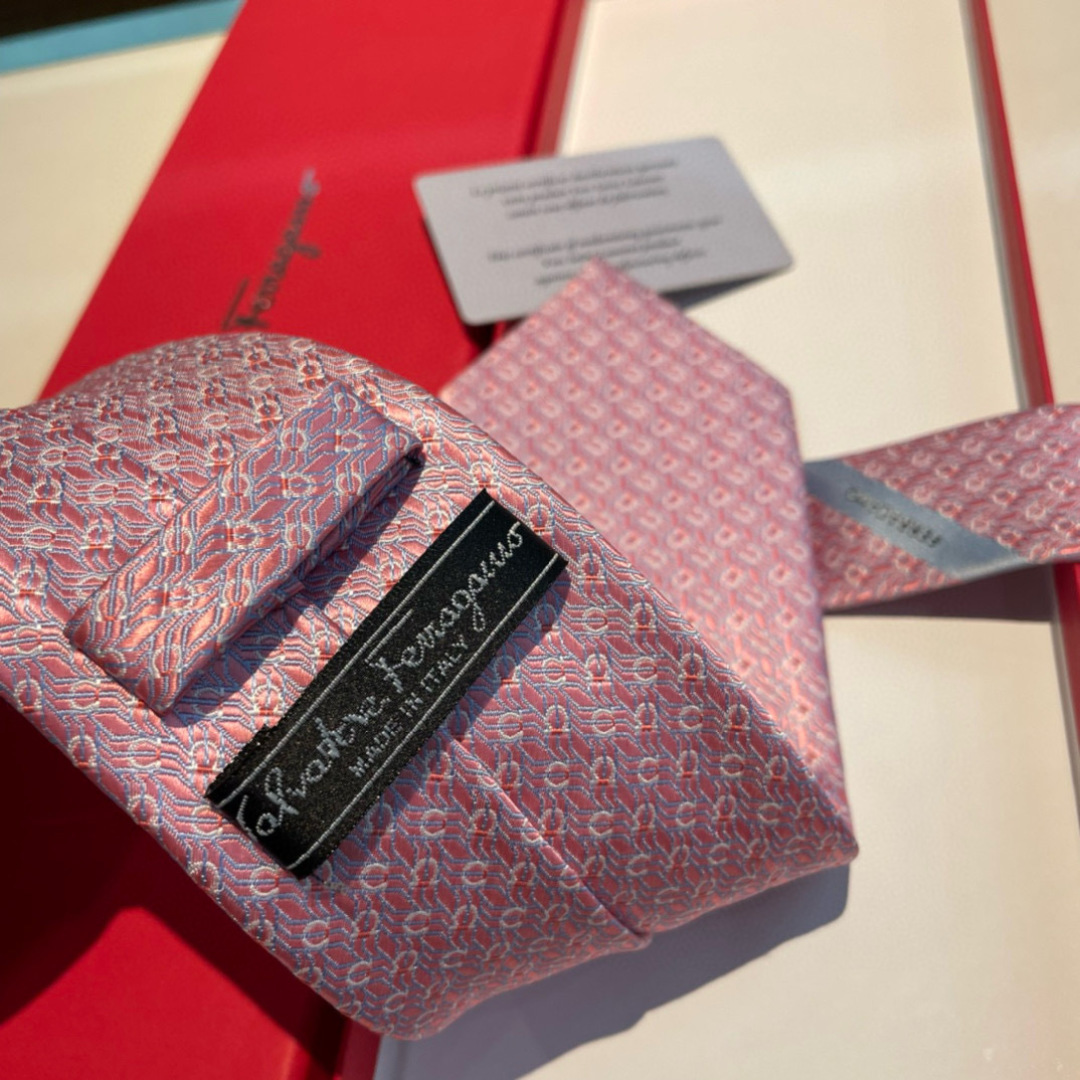 特 配包装 菲拉格慕男士新款领带系列👔👔，让男士可以充分展示自己个性。100%顶级斜纹真丝手工定制‼