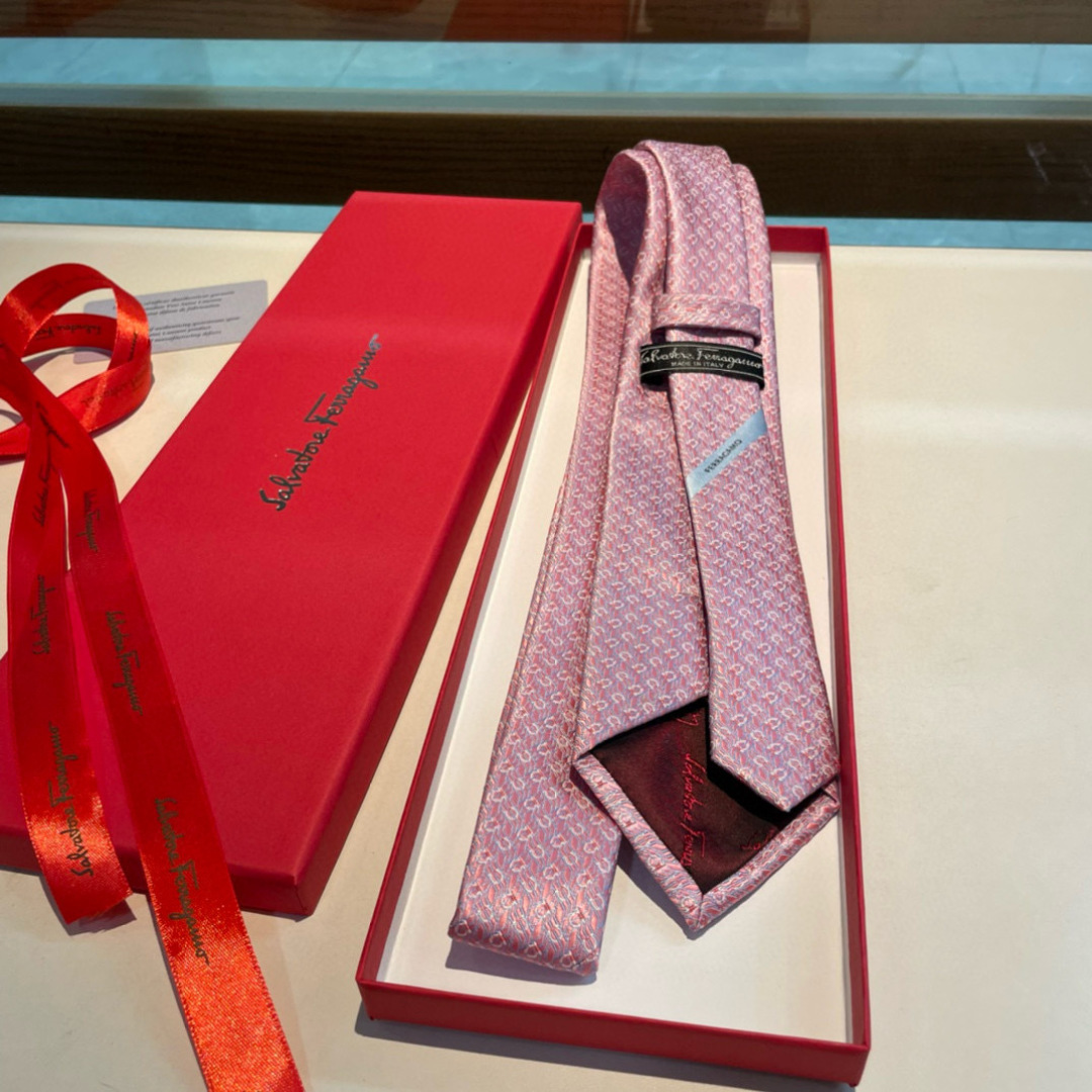 特 配包装 菲拉格慕男士新款领带系列👔👔，让男士可以充分展示自己个性。100%顶级斜纹真丝手工定制‼