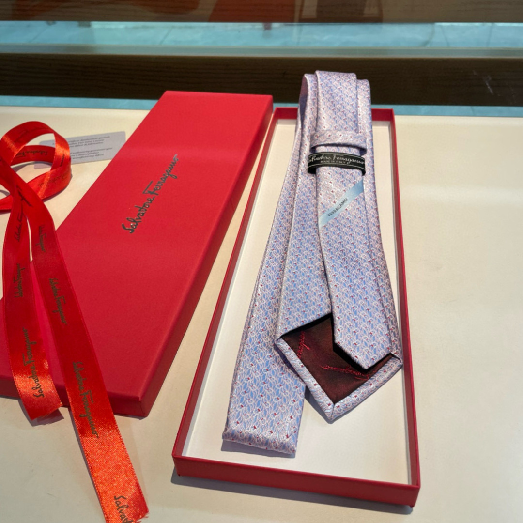 特 配包装 菲拉格慕男士新款领带系列👔👔，让男士可以充分展示自己个性。100%顶级斜纹真丝手工定制‼