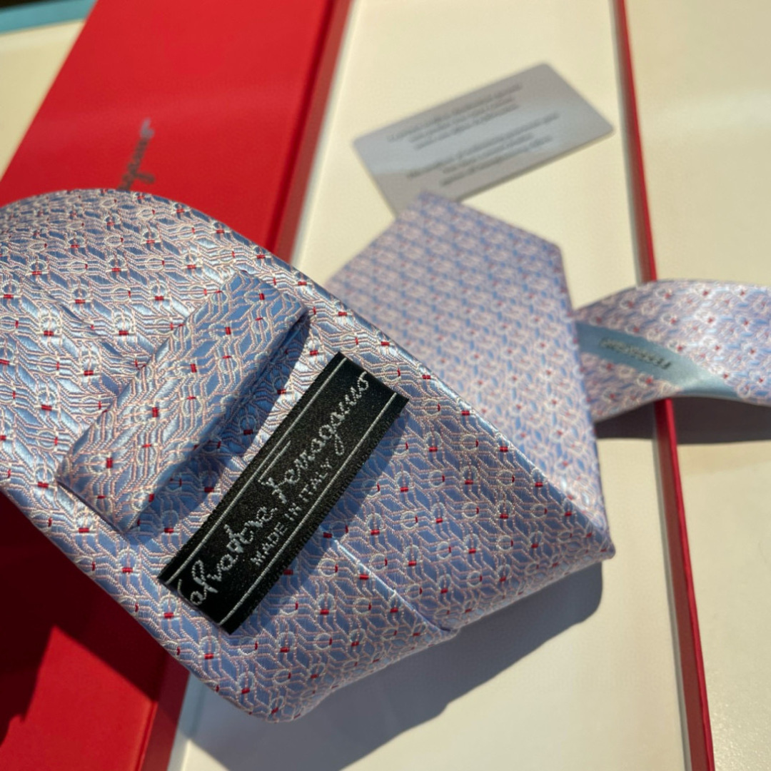 特 配包装 菲拉格慕男士新款领带系列👔👔，让男士可以充分展示自己个性。100%顶级斜纹真丝手工定制‼